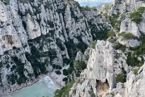 Calanque d'En-vau, ki se zaključi z majhno skrito plažo. Strme pečine pa so tisti dan premagovale številne plezalske naveze. / Foto: Neža Markelj