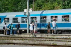 Potovanja z vlakom nam pričarajo nostalgijo, saj ustavijo hitri čas drvenja in spopadanja z gnečo na cesti. Lahko se prepustimo občudovanju pokrajine, ki drvi mimo nas, ali pa druženju ter spoznavanju novih prijateljev. Poletni čas nudi vrsto privlačnih prireditev in marsikdo se bo prav z vlakom odpravil na katero izmed njih – denimo na trenutni festival Metaldays v Tolminu. S. L. / Foto: Nik Bertoncelj