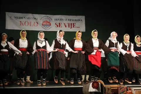 7. mednarodni veteranski festival KD Brdo kolo se vije ples folklora Srbija / Foto: Gorazd Kavčič