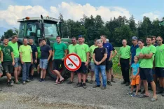 Udeleženci protestnega odstranjevanja prometnih znakov z enim od znakom o prepovedi vožnje traktorjev (in tudi kolesarjev) / Foto: Cveto Zaplotnik