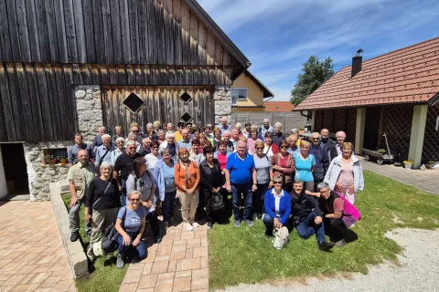 Naša skupina pred skednjem Rihtarjeve domačije v Babnem Polju / Vse fotografije: Grega Flajnik