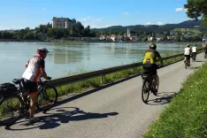 Kolesarji, Donava in grad Greinburg / Foto: Slavko Zupanc