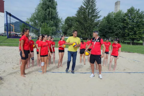 Mlade odbojkarice iz Srbije je prišel pozdravit tudi župan Mestne občine Kranj Matjaž Rakovec. / Foto: Tina Dokl