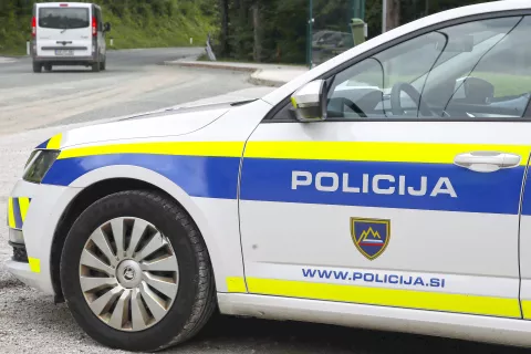 Policija, policijsko vozilo, intervencija, prometni prekršek, aretacija, pridržanje, posredovanje, kronika, umor, rop, kraja, policijska racija, policijski trak / Foto: Gorazd Kavčič