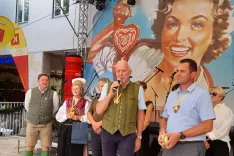 Globasniški župan Bernard Sadovnik (v sredini) je julija letos praznoval 60. rojstni dan. Na največji ljudski praznik njegove občine je vabil tudi na nedavnem beljaškem sejmu. Na fotografiji je skupaj z beljaškim županom Guentherjem Albelom (levo) in blejskim županom Tonijem Mežanom (desno). / Foto: Jože Košnjek