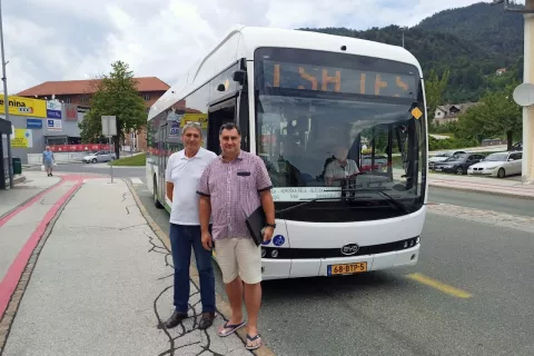 Sodoben električni avtobus, ki krožno vozi po jeseniški občini. Pred kratkim se je z njim na testno vožnjo odpeljal tudi župan Peter Bohinec. / Foto: Janko Rabič