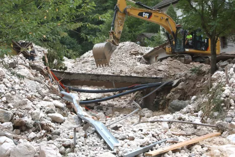 neurje plaz močno deževje kamen prod pesek Kurja vas Podlebelca potok Noškarjev graben reka dolina vas Kokra občina Preddvor nanos kamen blato mulj skala / Foto: Gorazd Kavčič