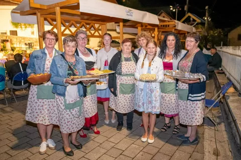 Dogodek V mozaiku spomina, Koroška Bela, Jesenice, koncert, harmonika, harmonikašica, Neža Torkar, vokalna skupina Gallina / Foto: Nik Bertoncelj