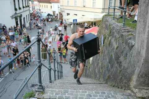 Tek na Mali grad z dvajsetkilogramsko škatlo zahteva kar pogum / Foto: Alenka Brun