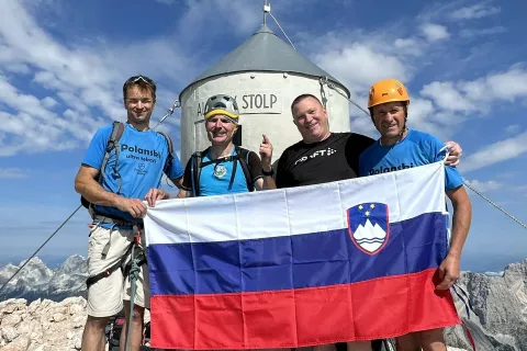 Na vrhu Triglava so razvili slovensko zastavo. Od leve proti desni: Primož Šifrar, Janez Cankar, Milan Dolenc in Jože Košir. / Foto: osebni arhiv