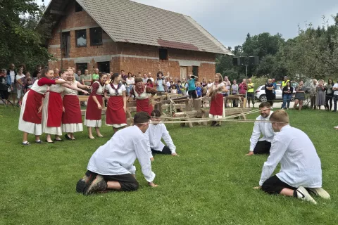 Terice so pridno trle lan, po tem opravilu pa so izbirale najbolj klenega izmed fantov, ki so prikazali vlečenje uši. / Foto: Klara Mrak