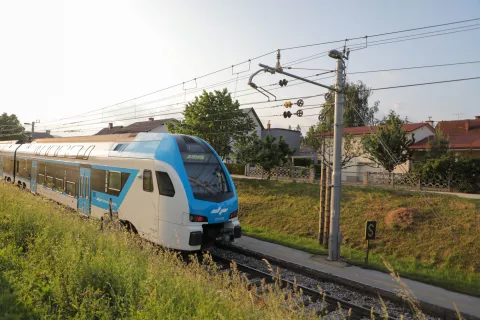 Ljudje, ki živijo v bližini železniške proge, zaznavajo povečan hrup, ki ga z oddajanjem zvočnih signalov povzročajo vlaki. / Foto: Tina Dokl