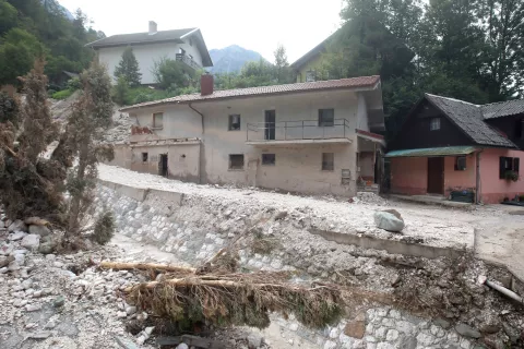 Julija letos je narava pokazala zobe v Kokri, neurje je razdejalo zaselek Podlebelca. / Foto: Gorazd Kavčič