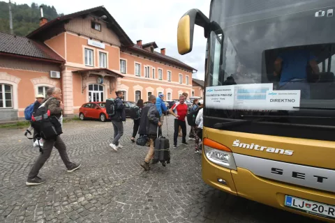 vlak zapora železniška proga Kranj - Ljubljana obnova železniški tir enotirna železnica Sorško polje nadomestni prevoz avtobus / Foto: Gorazd Kavčič