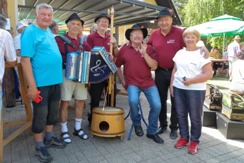 Bogdan Žnidar s Poljanskimi godci / Foto: Tina Dokl