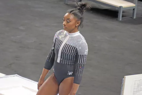 Ameriška telovadka Simone Biles med eno do kvalifikacijskih tekem za olimpijski nastop v Parizu, kjer je osvojila tri zlate medalje. / Foto: Wikipedija