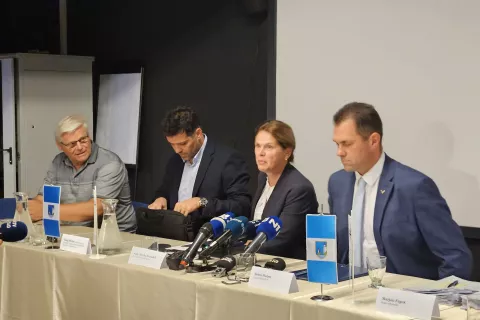 Bled, Info center Triglavska roza.Novinarska konferenca Občine Bled o blejski južni obvoznici, na kateri so sodelovali tudi predstavniki ministrstva za infrastrukturo, direkcije in lastnikov zemljišč.Ministrica za infrastrukturo Alenka Bratušek. / Foto: Tinkara Zupan/sta