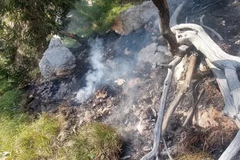 Na Komarči je prislo do požara v naravi, so na druzbenih omrezjih zapisali v Prostovoljnem gasilskem drustvu (PGD) Bohinjska Bistrica. Zaradi nedostopnega terena pri gasenju pozara pomagajo tudi helikopterji Slovenske vojske (SV) in airtractorja. Pomaga tudi Gorska resevalna sluzba Bohinj in enota Civilne zascite Bohinj za resevanje na vodi. / Foto: Gorska Reševalna Služba Bohinj