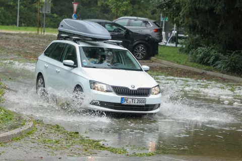 Tudi prečkanje navidezno plitke luže je lahko nevarno – ne toliko za vas kot za avto. / Foto: Tina Dokl