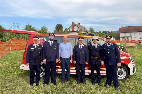 V PGD Reteče - Gorenja vas so se razveselili novega sodobnega vozila za prevoz moštva. / Foto: arhiv društva