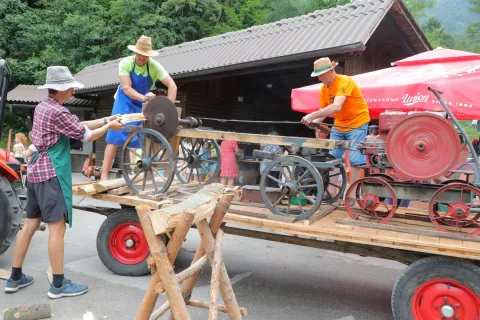 S stabilnim motorjem Marjana Kožuha je šlo žaganje drv nekoliko hitreje. / Foto: Tina Dokl