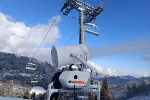 Nova pridobitev na smučišču Stari vrh - snežni top znamke Sherpa. / Foto: Arhiv Stc Stari Vrh