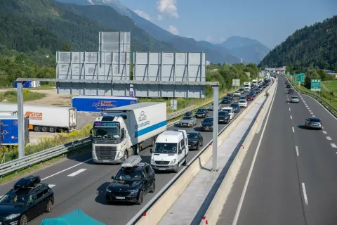 Prometni zastoji skozi Jesenice, prometni zastoj vikend, Avtocesta Karavanke / Foto: Nik Bertoncelj