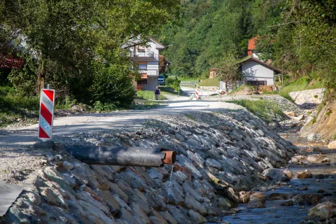 Po koncu del v strugi bo občina obnovila tudi cesto skozi vas Krivčevo. / Foto: Aleš Senožetnik