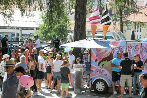 V Škofji Loki je potekal četrti festival sladoleda Sladka Loka. / Foto: Tina Dokl