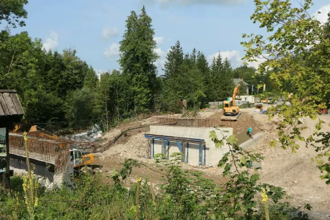 V Preddvoru poteka rekonstrukcija glavnega mostu čez reko Kokro. / Foto: Alenka Brun