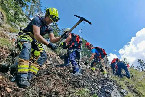 Bohinjski gorski reševalci in gasilci so požarišče dodatno razkopali in namočili, tudi s pomočjo helikopterja. / Foto: Grs Bohinj/fb