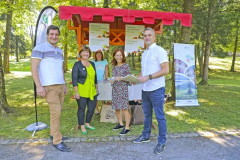 Rok Roblek, Eva Štravs Podlogar, Franja Gabrovšek Schmidt in Klemen Srna pred stojnico lokalnih akcijskih skupin. / Foto: Tina Dokl