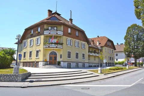 Filmski večeri bodo na parkirišču za občinsko stavbo. / Foto: Arhiv Pgd Moste