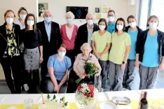 Marija Mežek z vodstvom in zaposlenimi v Domu Taber, županom Občine Cerklje Francem Čebuljem ter hčerko Tatjano in sinom Ljubom / Foto: 