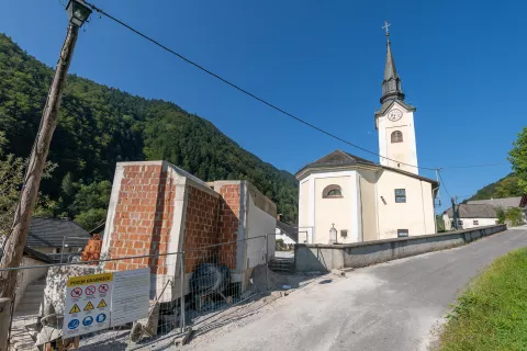 Gradnja poslovilnega objekta na pokopališču na Zalem Logu bo končana prihodnje leto. / Foto: Simon Benedičič