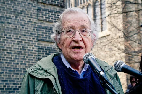 Noam Chomsky (1928), ameriški jezikoslovec, javni intelektualec in politični aktivist: »Umetna inteligenca je program, specializiran za plagiatorstvo.« / Foto: Wikipedija