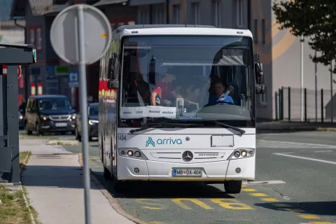 Prometni zastoji skozi Jesenice, prometni zastoj vikend, avtobus Arriva / Foto: Nik Bertoncelj