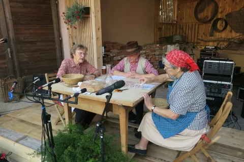 Pripovedovanje »štorij« z Bele je šlo med prebiranjem fižola dobro od rok Francki Planinc, Tomažu Rehbergerju in Francki Rozman. / Foto: Alenka Brun