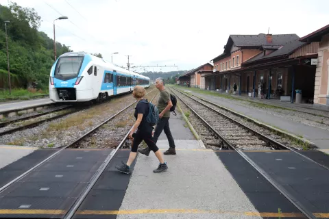 vlak zapora železniška proga Kranj - Ljubljana obnova železniški tir enotirna železnica Sorško polje nadomestni prevoz avtobus / Foto: Gorazd Kavčič