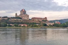 Esztergom, pogled na grajski hrib s stolnico / Foto: Slavko Zupanc