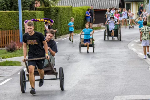 Dirka z garami je tekma dvočlanskih ekip. V tekmi na čas sta bila najboljša brata Gašper in Miha Kolar (levo). / Foto: Tomi Križaj